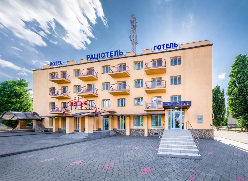 un hotel con una escalera delante en Raziotel Kryvyi Rih, en Krivoy Rog