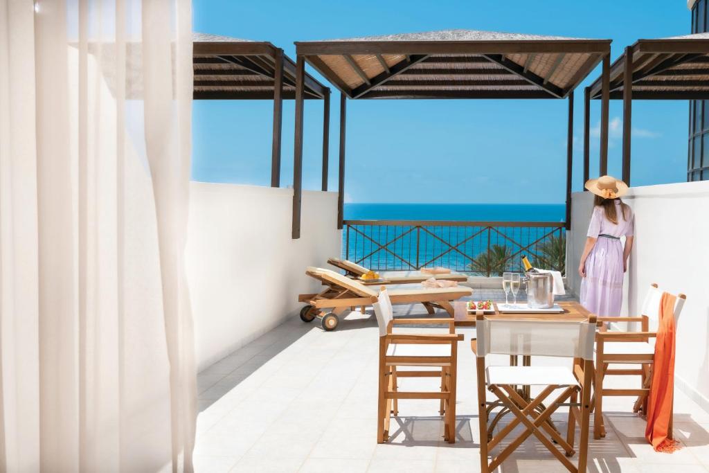 Constantinou Bros Athena Beach Hotel - 