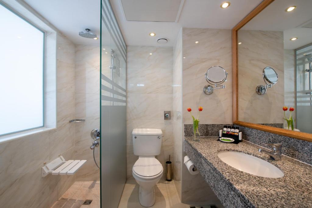 Constantinou Bros Athena Beach Hotel - Верхняя роскошная комната с видом на террасу и море