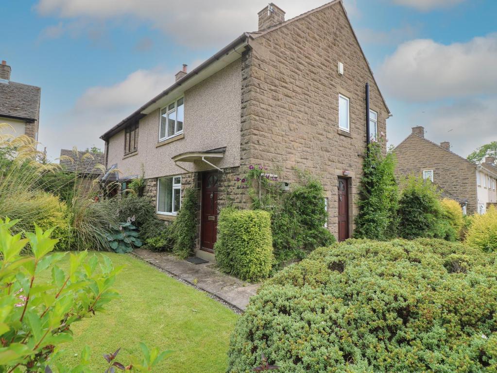 une maison en briques avec un jardin en face de celle-ci dans l'établissement Tuliptree, à Chesterfield