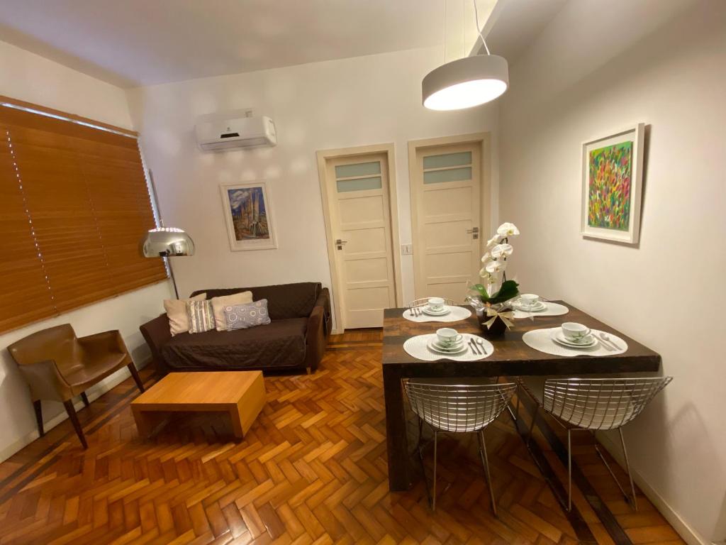 Ipanema Prudente Posto 9 في ريو دي جانيرو: غرفة معيشة مع طاولة وأريكة