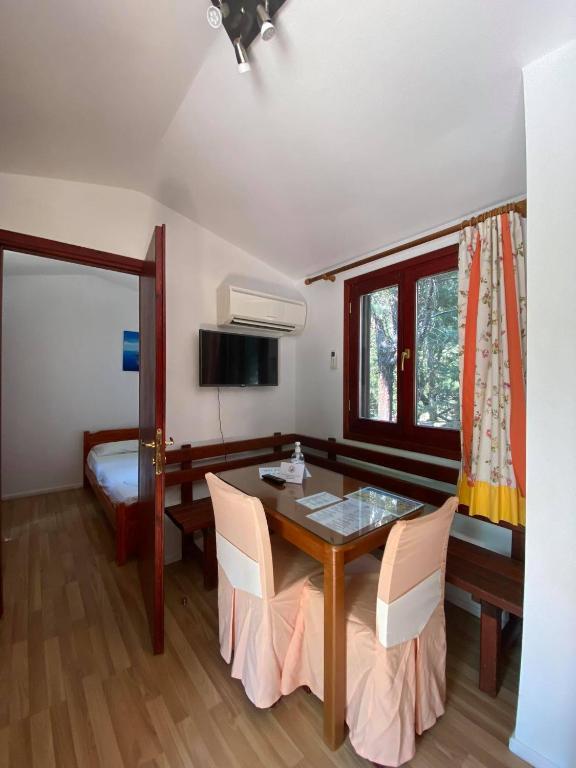 TV a/nebo společenská místnost v ubytování Bungalow - Camping Apollon