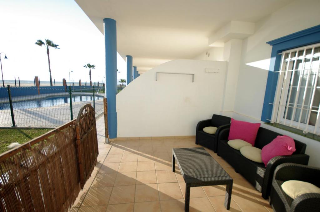 Bazén v ubytovaní Livingtarifa Apartamento Coco alebo v jeho blízkosti