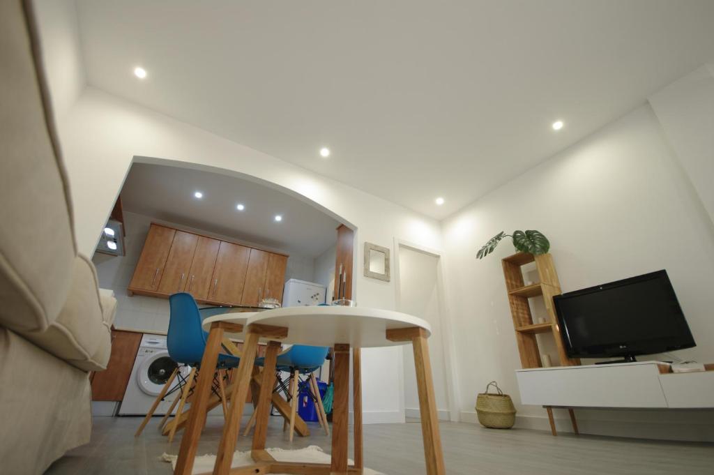 Televízia a/alebo spoločenská miestnosť v ubytovaní Livingtarifa Apartamento Coco