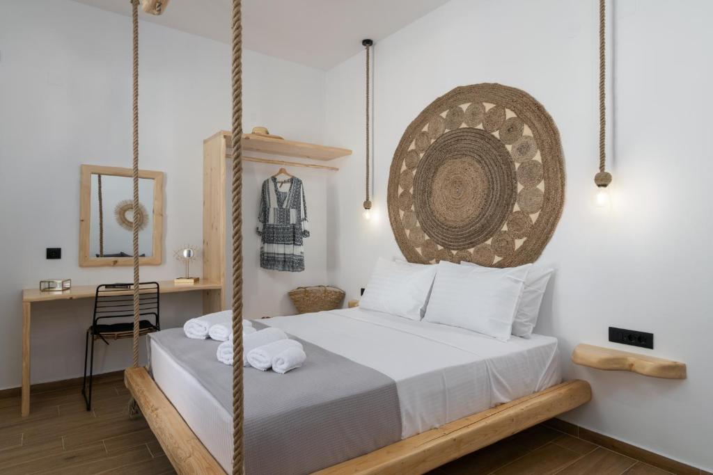 - une chambre avec un lit et 2 serviettes dans l'établissement Melina's Cozy Apartment, à Triovasálos