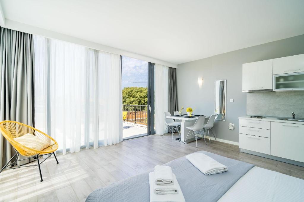 Kuchyň nebo kuchyňský kout v ubytování Apartments ZoomZoom