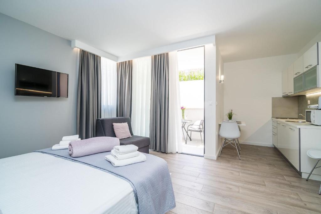Postel nebo postele na pokoji v ubytování Apartments ZoomZoom