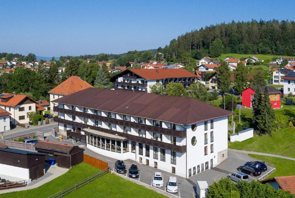 an overhead view of a large building in a town at Hotel & Residence Hochriegel in Spiegelau