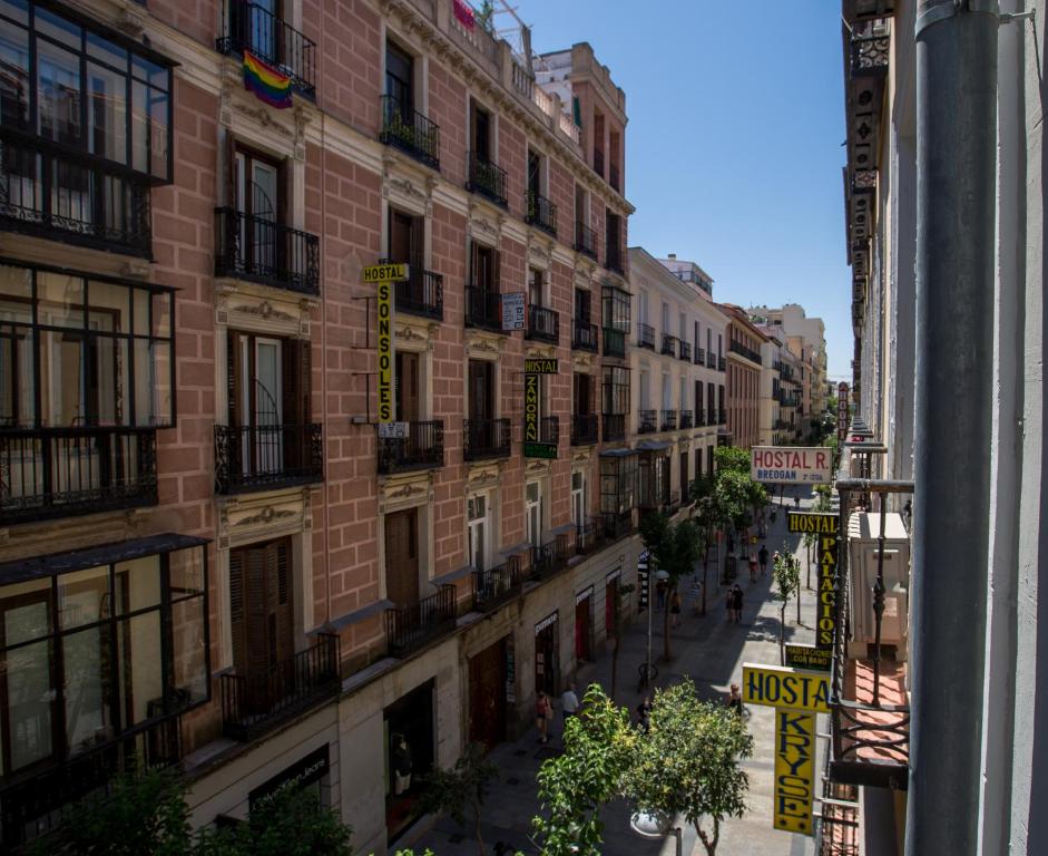 Una vista de una calle de la ciudad con edificios. en Fuencarral Adeco, en Madrid