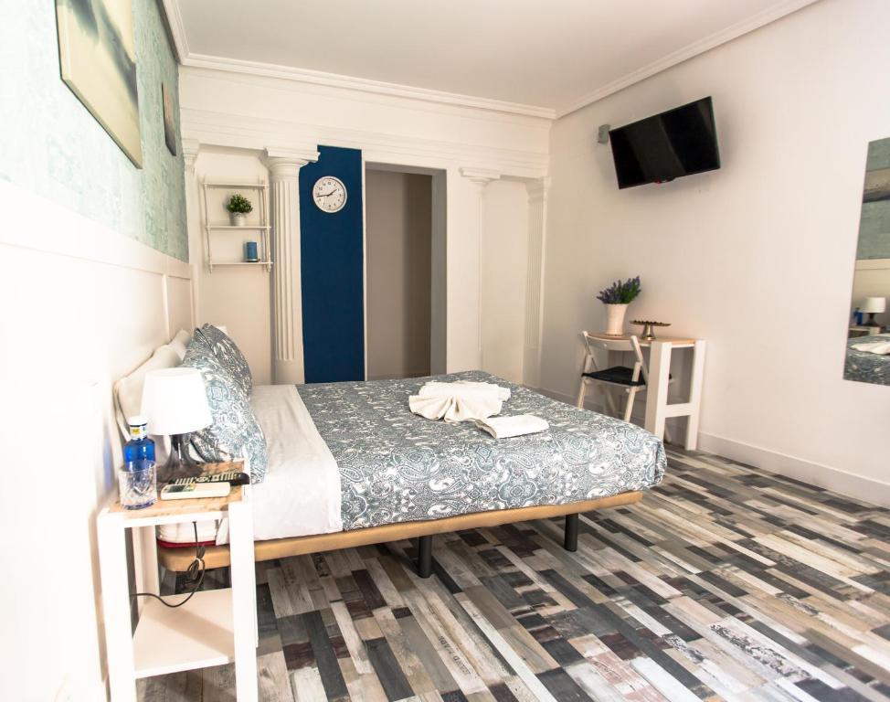 Cama o camas de una habitación en Fuencarral Adeco