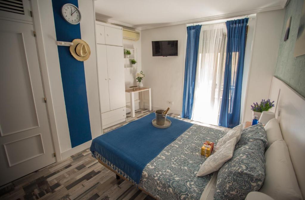 Cama o camas de una habitación en Fuencarral Adeco