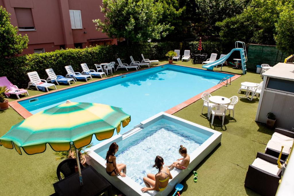 Bazén v ubytování Hotel Sympathy nebo v jeho okolí