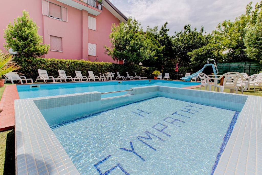 Bazén v ubytování Hotel Sympathy nebo v jeho okolí