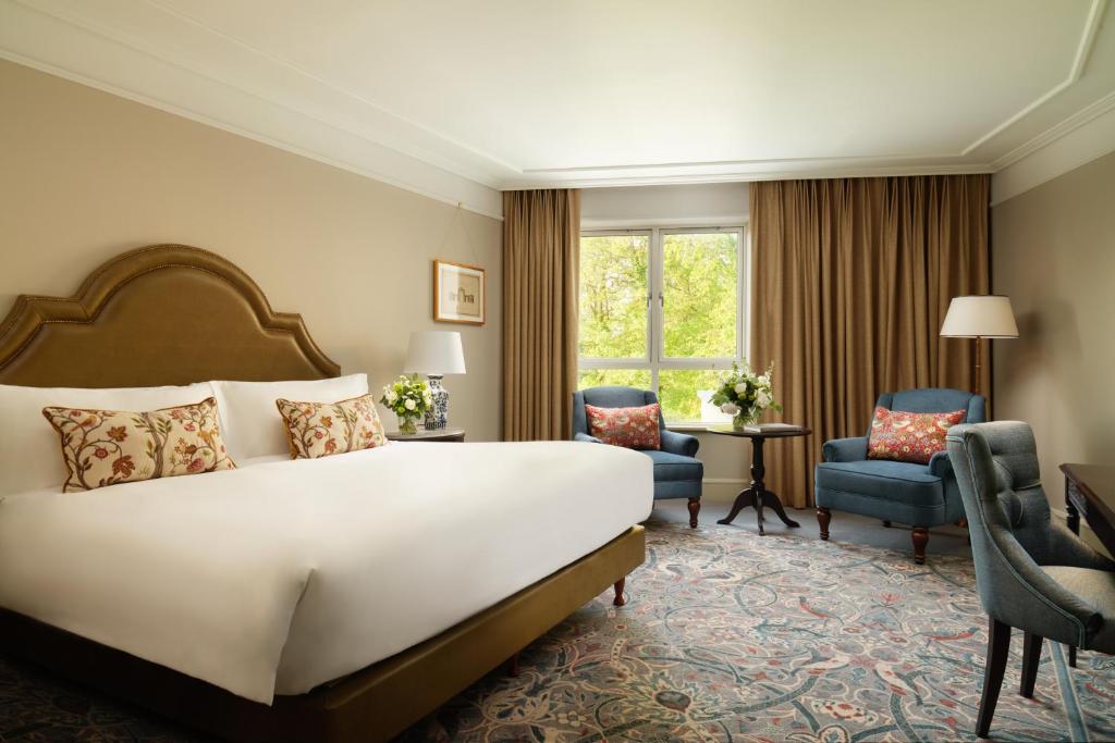 Postel nebo postele na pokoji v ubytování Carton House A Fairmont Managed hotel