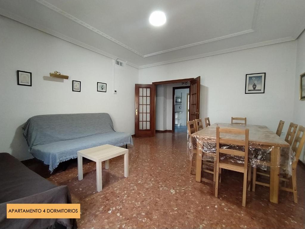 マラガにあるVivienda Agustín Duránのベッドルーム1室(ベッド1台、テーブル、椅子付)