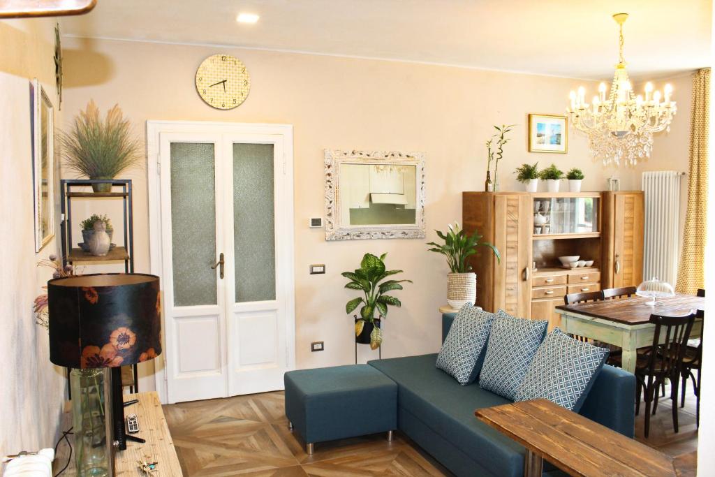 sala de estar con sofá azul y mesa en Elegant Sweet Apt Cernobbio Centro en Cernobbio