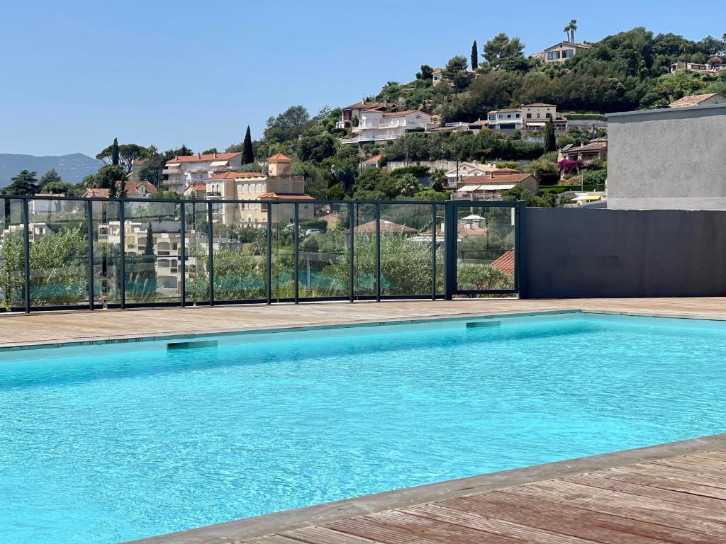 une piscine avec vue sur une ville dans l'établissement absolu cœur dans une residence standing, à Mandelieu-la-Napoule