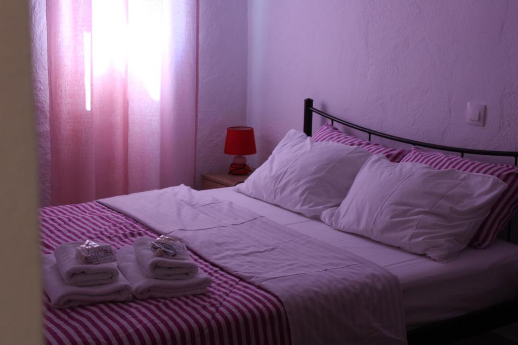 Postel nebo postele na pokoji v ubytování Aaron Apartments