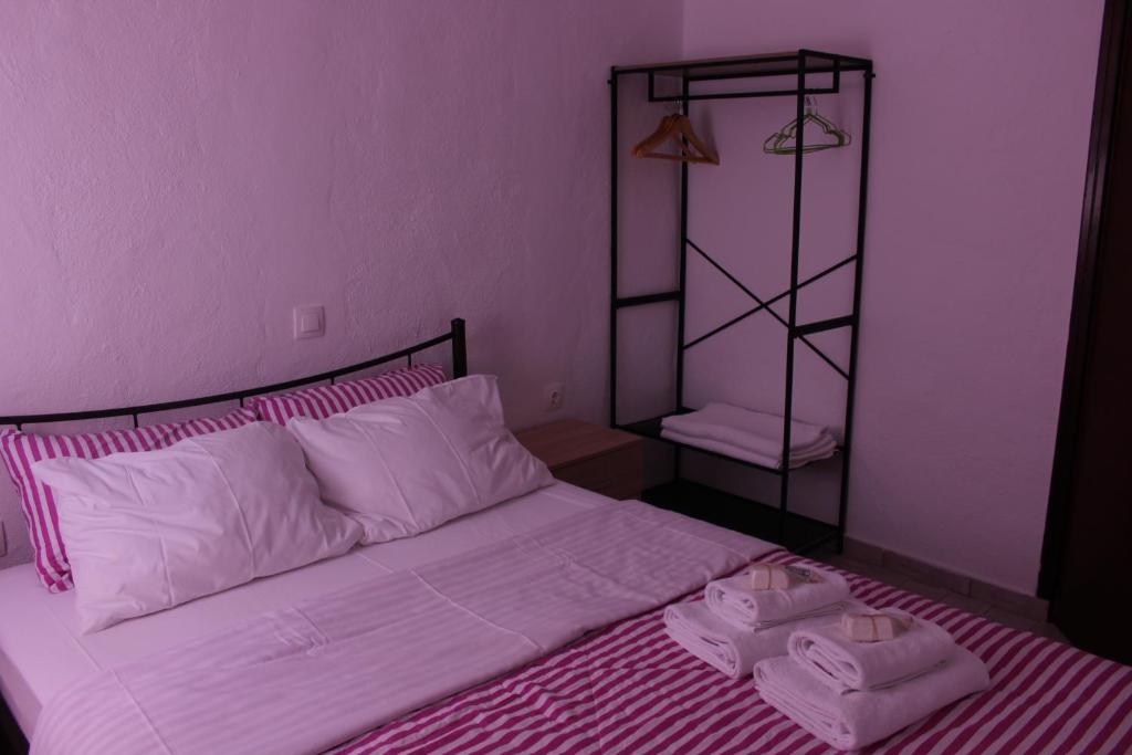 Postel nebo postele na pokoji v ubytování Aaron Apartments