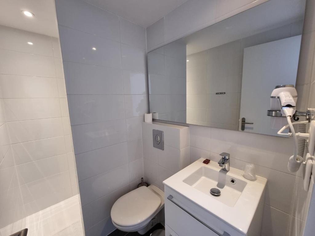 Koupelna v ubytování Oskar Hotel