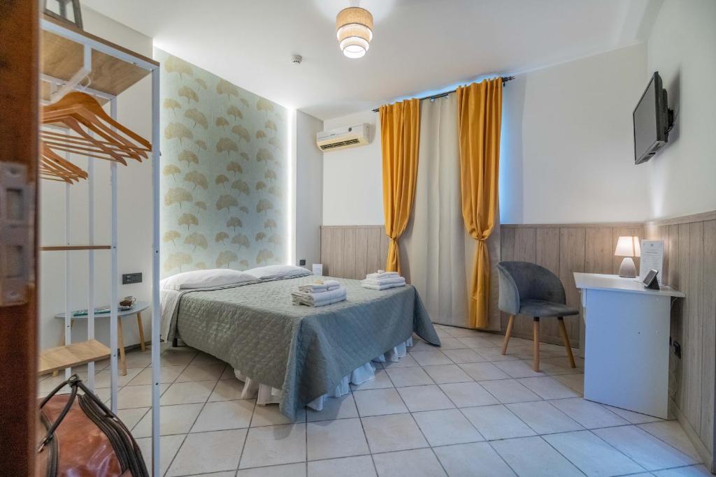 sypialnia z łóżkiem, stołem i telewizorem w obiekcie Villa Rocla guest house Pompei w mieście Pompeje