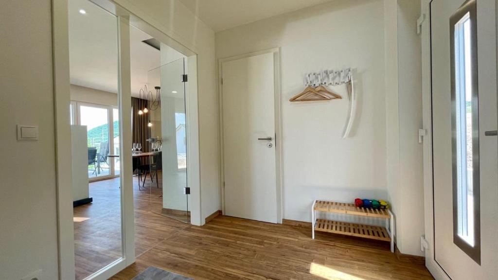 um quarto com um corredor com uma porta e um espelho em BLICK 20 - Diemelsee em Heringhausen