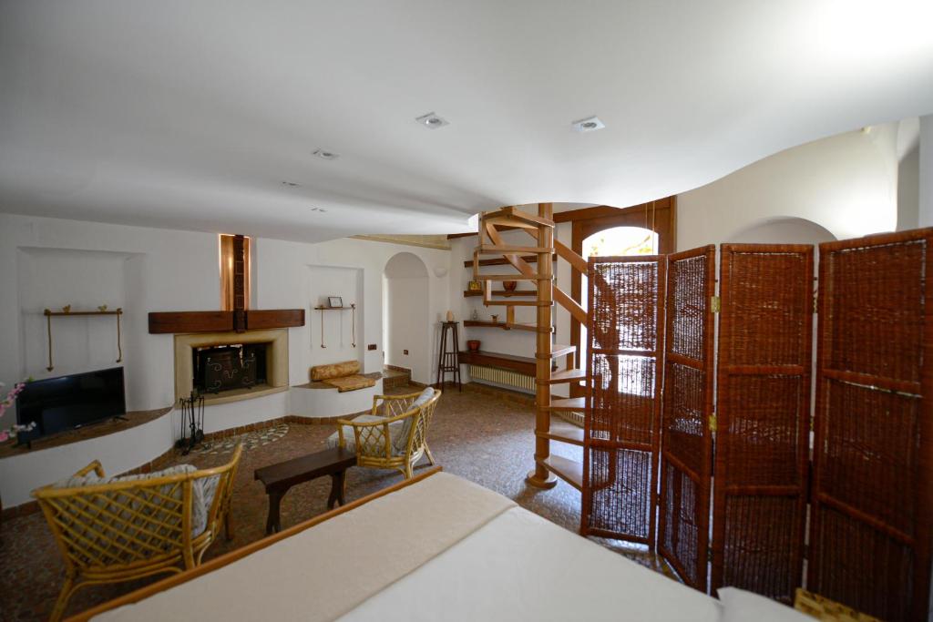 un soggiorno con scala e una camera con camino di Umbra Idris Holiday Home a Matera