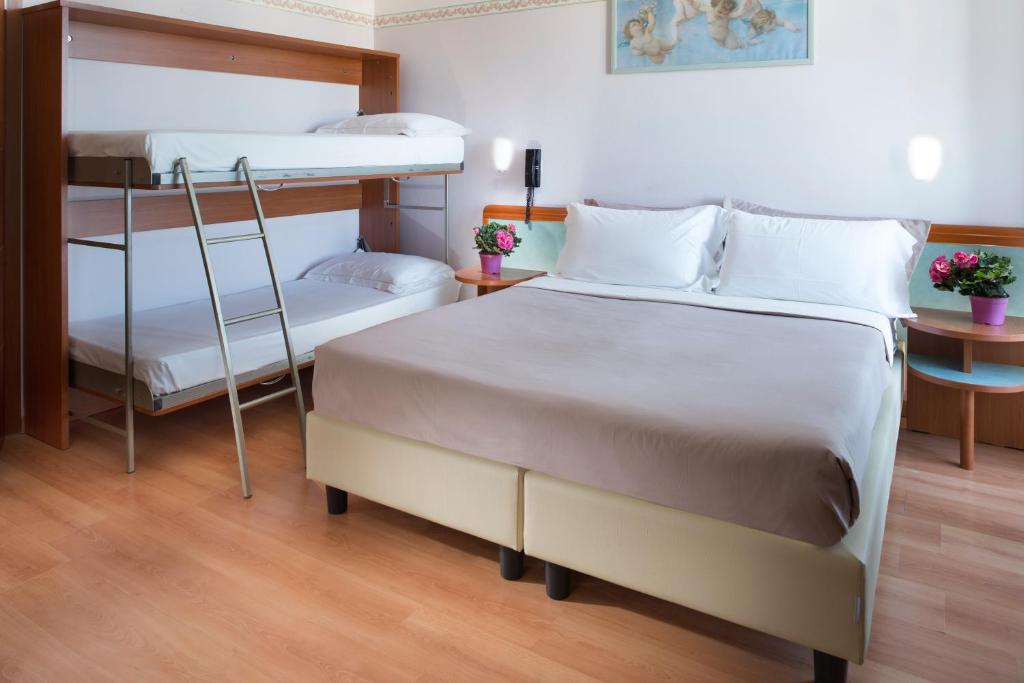 Postel nebo postele na pokoji v ubytování Hotel Sympathy