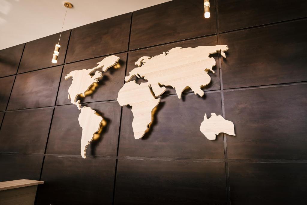 een houten wereldkaart aan een muur bij Villa 55 in Zes oktober (stad)