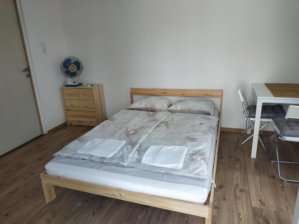 Кровать или кровати в номере Bendegúz apartman