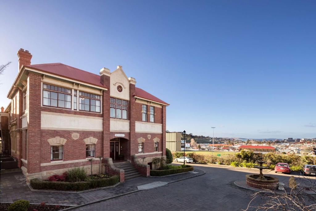 un gran edificio de ladrillo con una calle delante en Rydges Hobart en Hobart