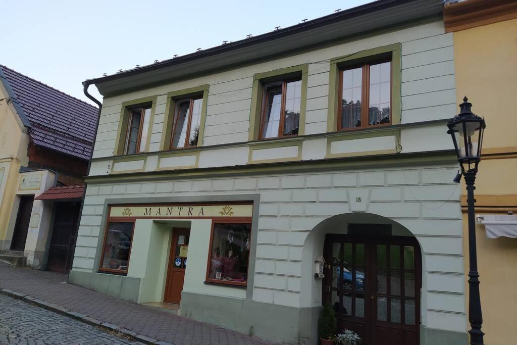 un edificio con una luz de la calle delante de él en Apartmán na Náměstí ve Štramberku en Štramberk