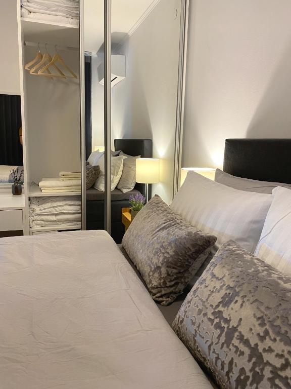 A bed or beds in a room at Snow Sheep apART - апартамент с две спални