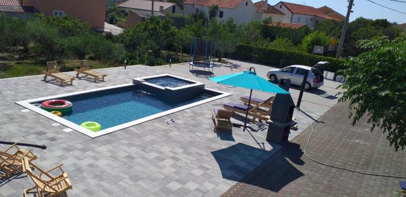 Bazén v ubytování Apartmant Franica with heated pool and jacuzzi nebo v jeho okolí