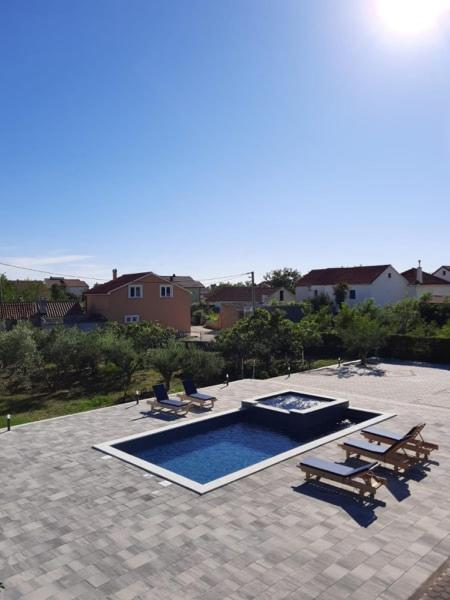 Bazén v ubytování Apartmant Franica with heated pool and jacuzzi nebo v jeho okolí