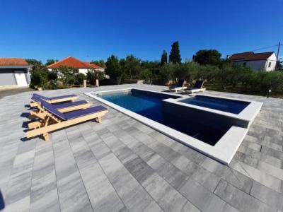 Bazén v ubytování Apartmant Franica with heated pool and jacuzzi nebo v jeho okolí