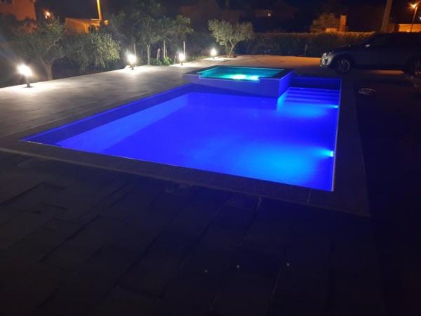 Bazén v ubytování Apartmant Franica with heated pool and jacuzzi nebo v jeho okolí