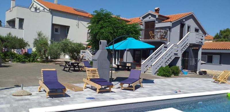 Bazén v ubytování Apartmant Franica with heated pool and jacuzzi nebo v jeho okolí