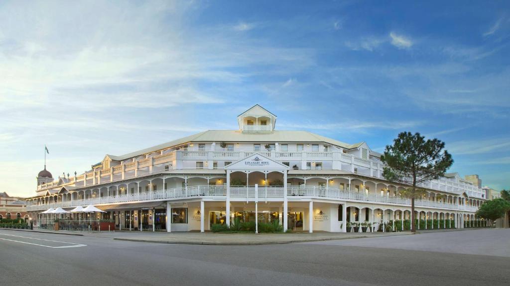 een groot wit gebouw aan de straatkant bij Esplanade Hotel Fremantle - by Rydges in Fremantle