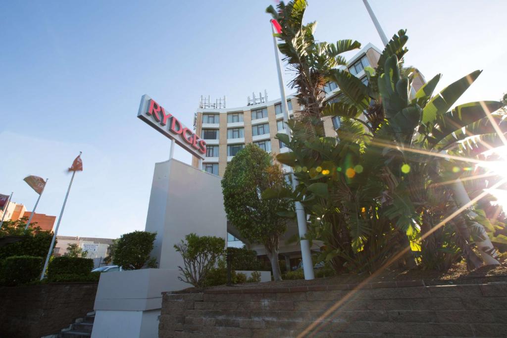 un hôtel avec un panneau devant un bâtiment dans l'établissement Rydges Camperdown, à Sydney