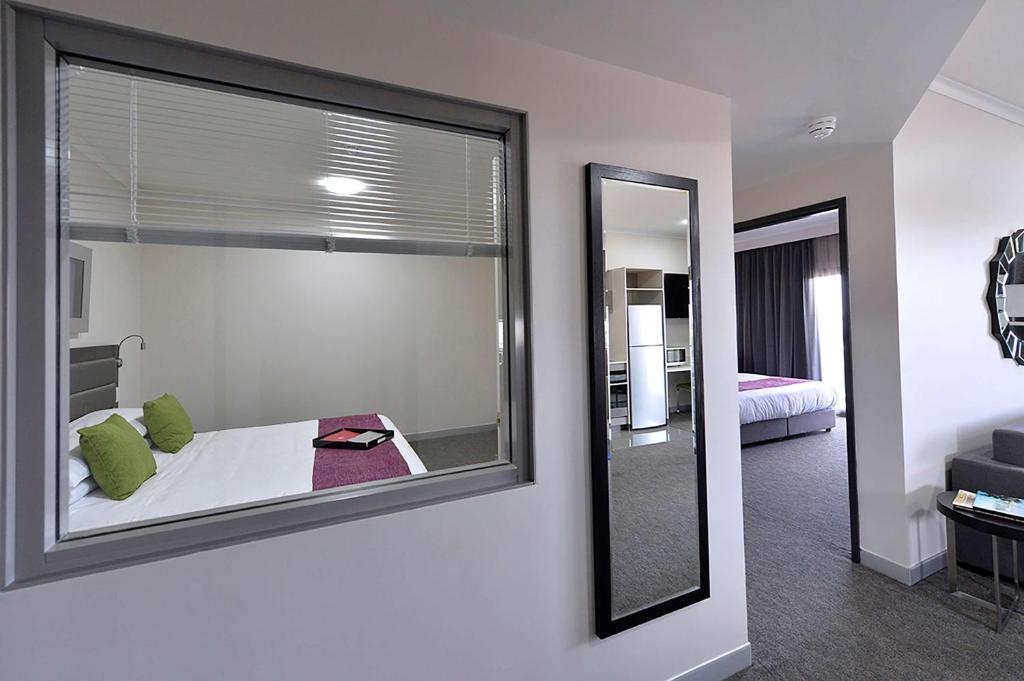 Llit o llits en una habitació de Rydges Palmerston - Darwin