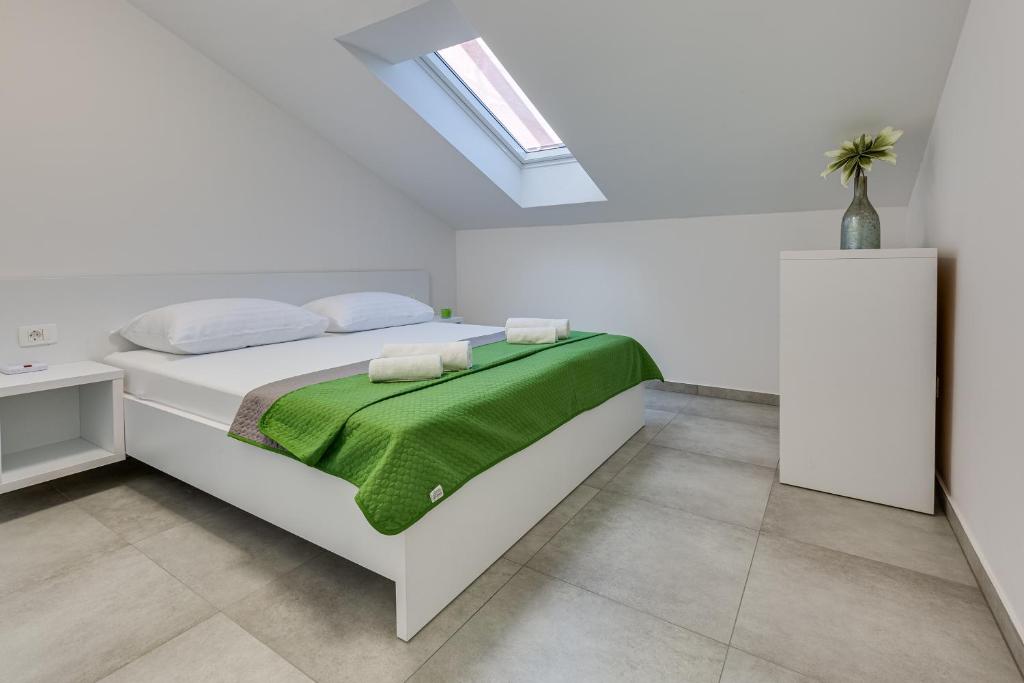 Ein Bett oder Betten in einem Zimmer der Unterkunft Green Point Paklenica