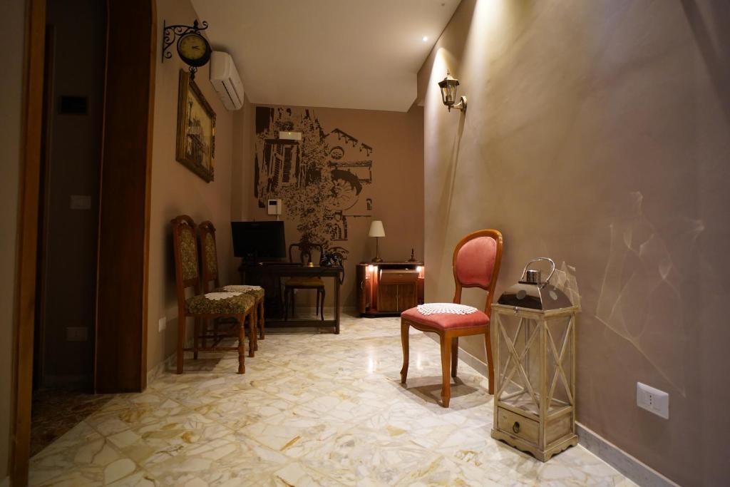 un pasillo con sillas y una mesa en una habitación en Bari Antica Boutique B&B en Bari