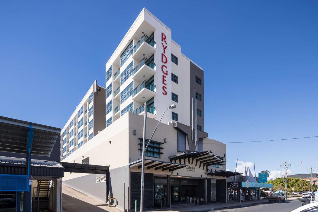 un hotel en la esquina de una calle en Rydges Mackay Suites, en Mackay