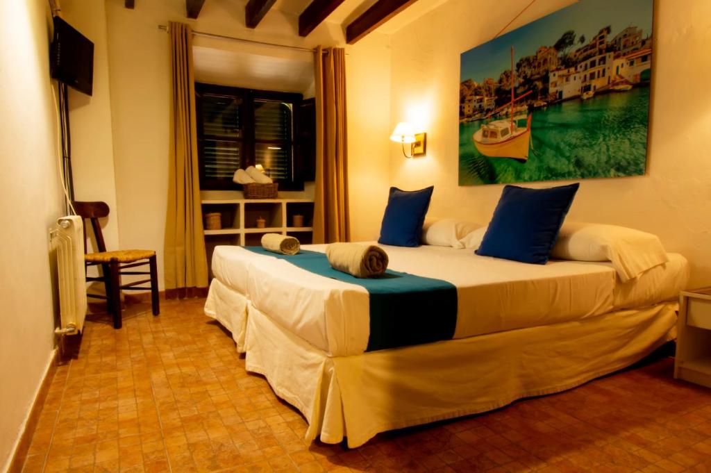 Postel nebo postele na pokoji v ubytování S´Hostal d´Esporles