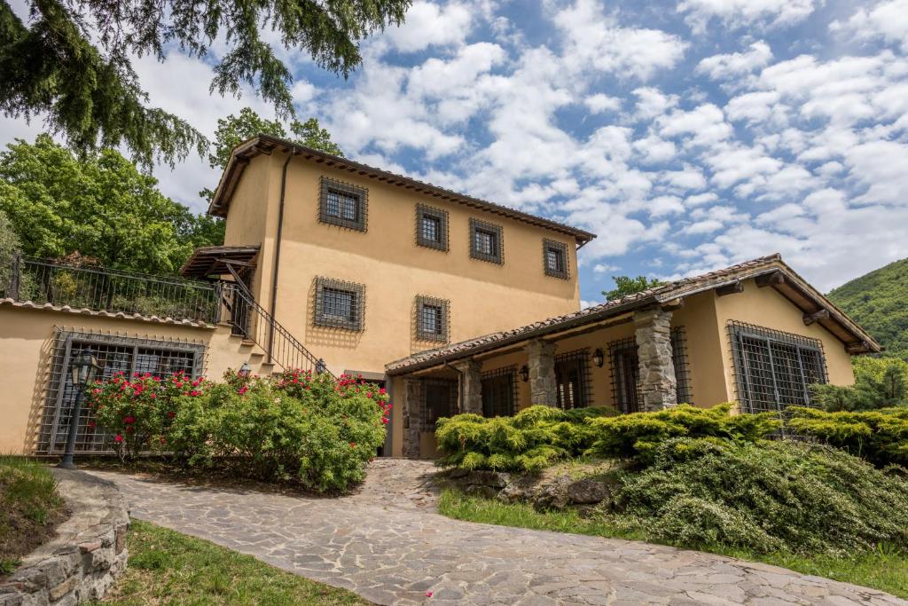 an exterior view of a house at Casale Eclissi in Bagnaia
