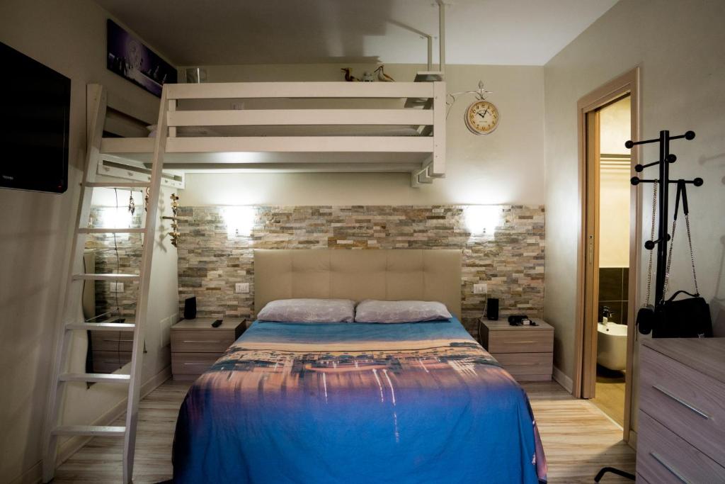 シルミオーネにあるLaguna verdeのレンガの壁のベッドルーム1室(二段ベッド1組付)