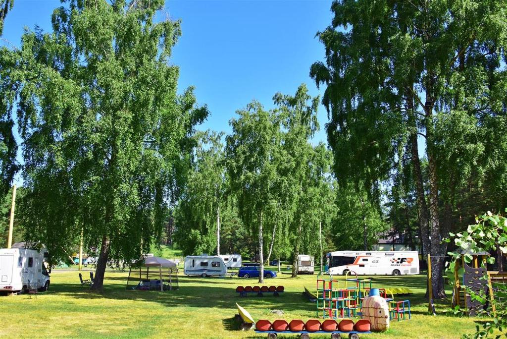einen Park mit Zelten, einem Spielplatz und Bäumen in der Unterkunft Camping Vaivari Jūrmala in Jūrmala