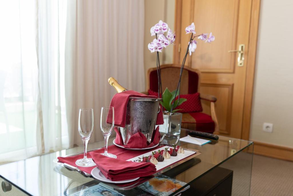 a table with wine glasses and a bottle of champagne at Hotel Cascais Miragem Health & Spa in Cascais