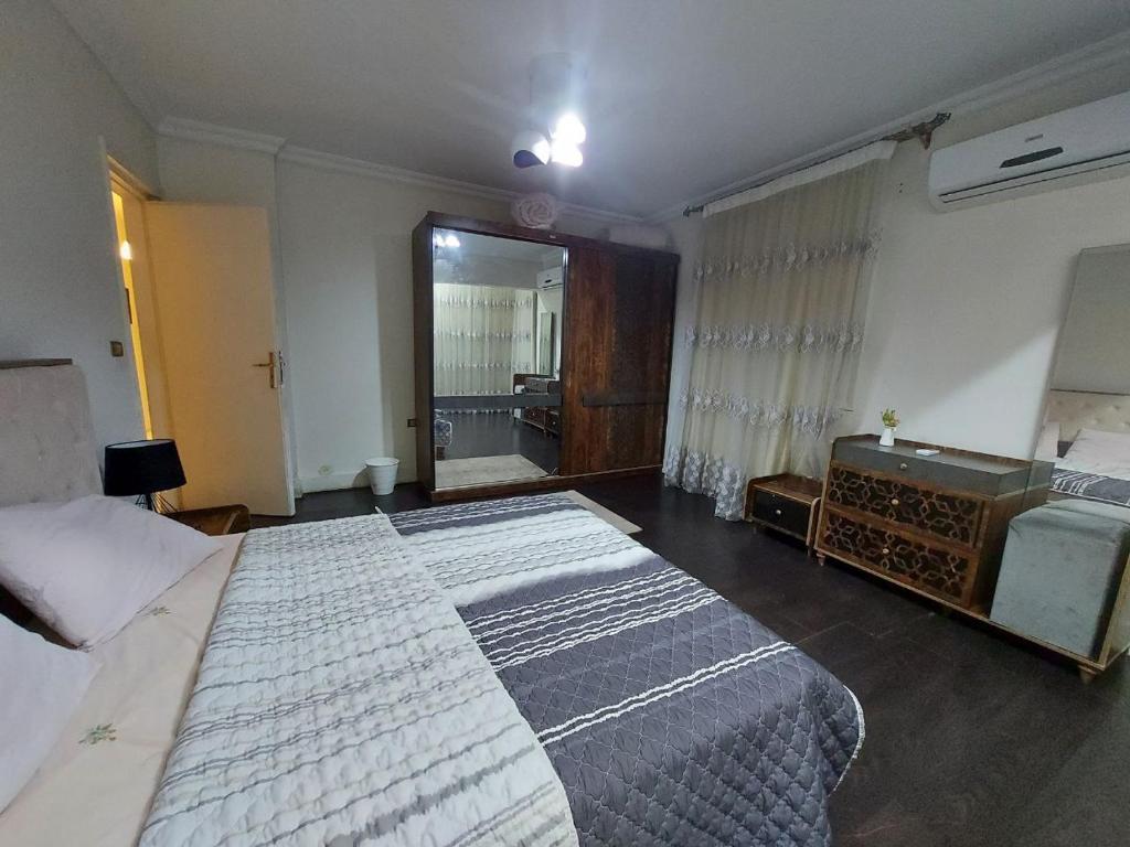 Postel nebo postele na pokoji v ubytování Nasr city villa